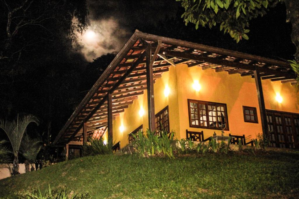 une maison sur une colline la nuit dans l'établissement Pousada Riacho da Serra, à Penedo