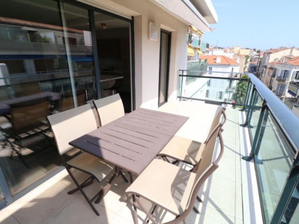 Apartment Modern 3 bedroom Lecerf 5 to the Croisette 411 by Interhome
