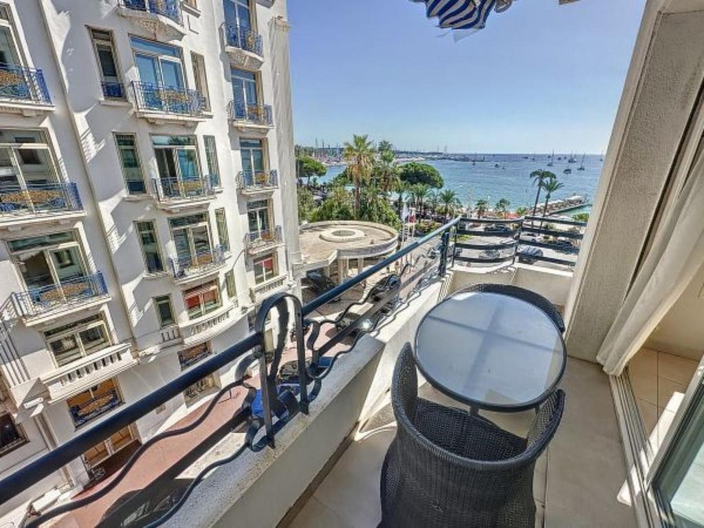 Apartment Croisette Martinez 1 bedroom 241 by Interhome