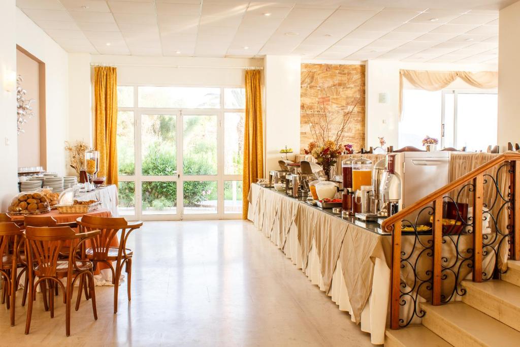 Příslušenství pro přípravu čaje a kávy v ubytování Chryssi Akti Hotel