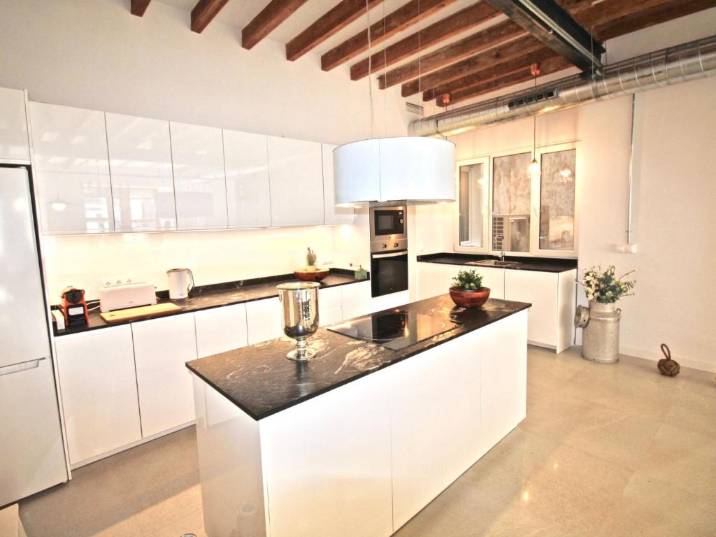 Apartment APART- GRANDE Y LUMINOSO EN EL CENTRO DE ALICANTE by Interhome