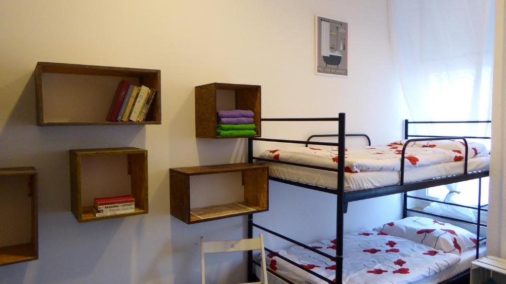 Łóżko lub łóżka w pokoju w obiekcie FlyFly Hostel , darmowy parking , rezerwuj przez urządzenia mobilne -10 procent