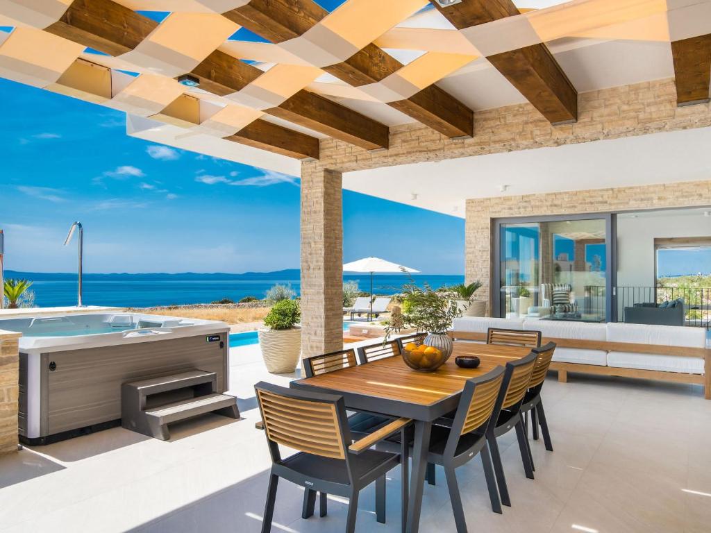 Villa 5 Luxury Seaview Villa Plant 1 with pool by Interhome