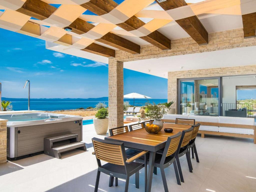 Villa 5 Luxury Seaview Villa Plant 2 with pool by Interhome