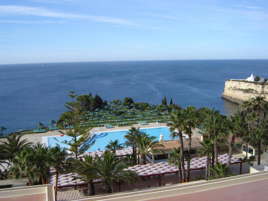 Výhled na bazén z ubytování Pestana Viking Beach & SPA Resort nebo okolí
