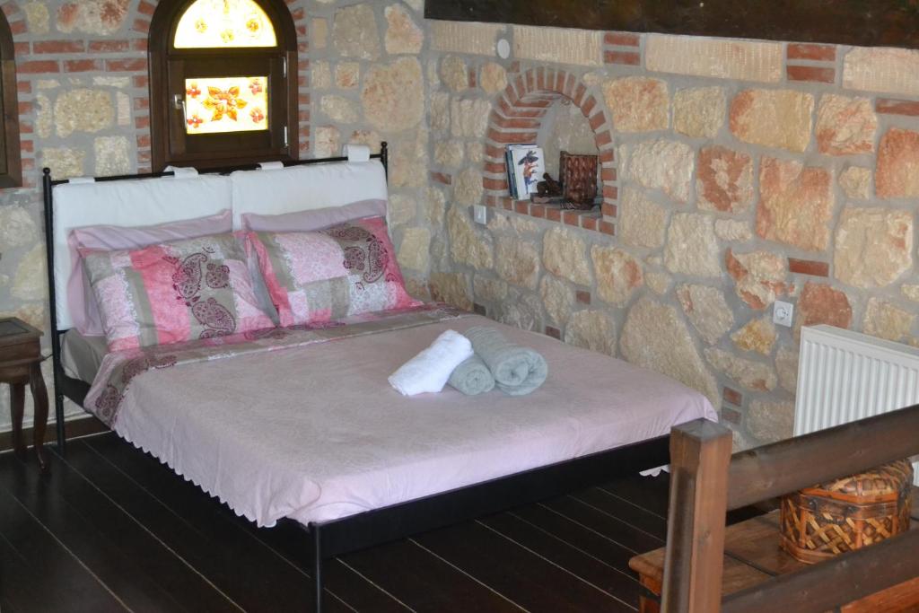 Postel nebo postele na pokoji v ubytování Artemis Stone House