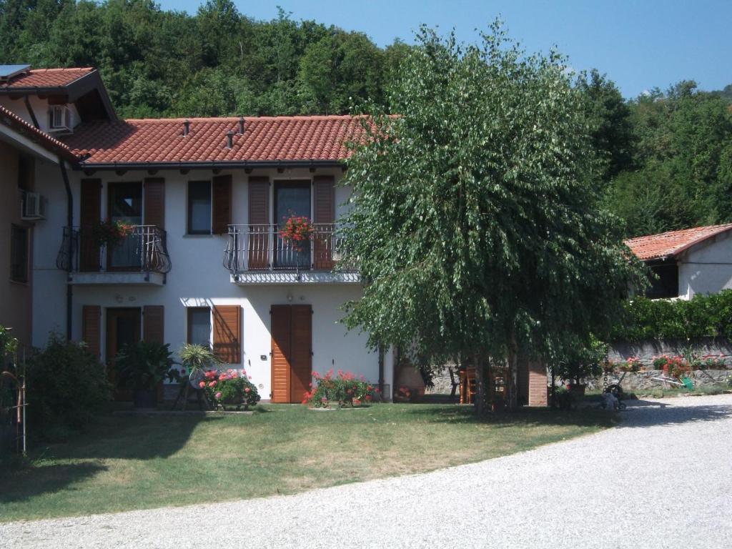 una gran casa blanca con un árbol en el patio en Casa Luis, en Cividale del Friuli