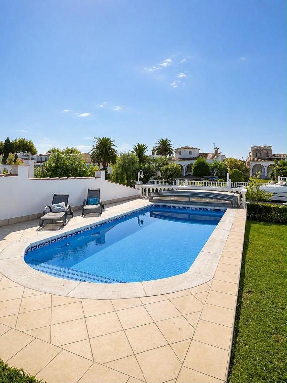 House with pool and private mooring in Empuriabrava