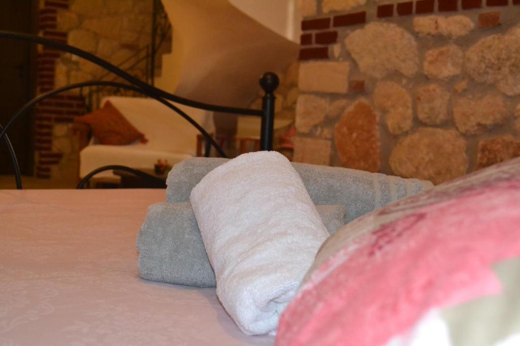 Postel nebo postele na pokoji v ubytování Artemis Stone House