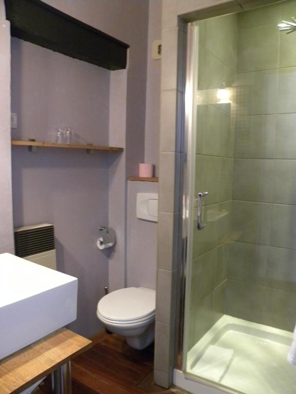 Koupelna v ubytování Hotel La Bastie d'Urfé