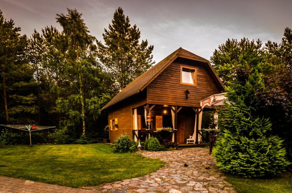 a small wooden house in the middle of a yard at Domek obok Willi w Rozewiu in Jastrzębia Góra