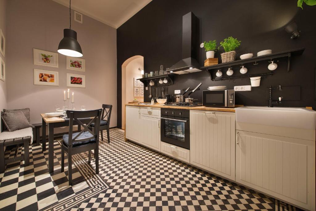 uma cozinha com uma mesa e uma sala de jantar em Wishlist Old Prague Residences - New Town em Praga