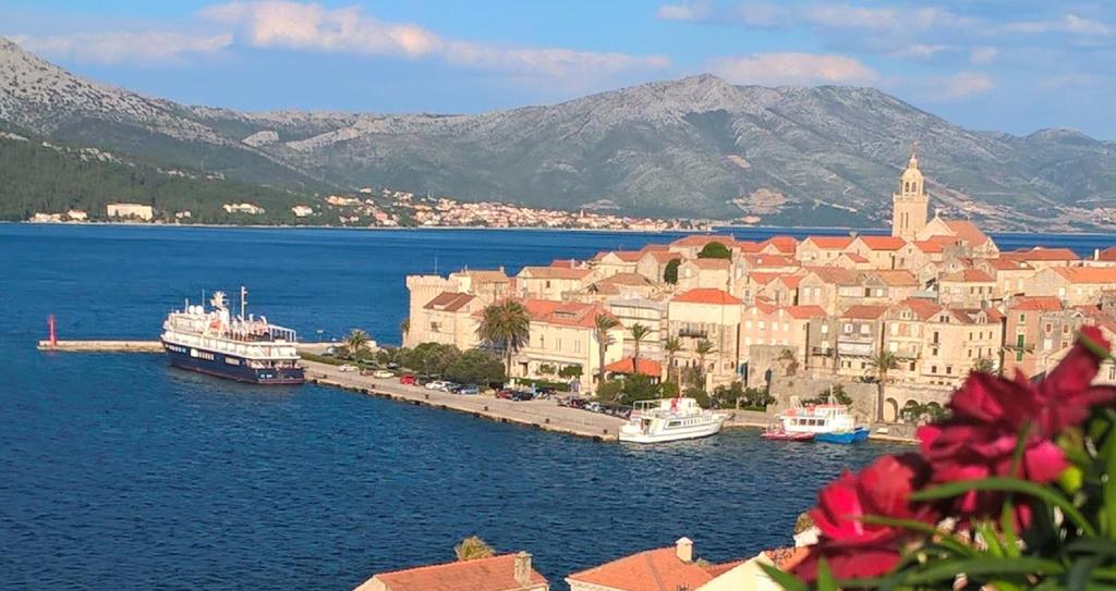 een stad aan de kust van een grote hoeveelheid water bij Apartments Panorama in Korčula