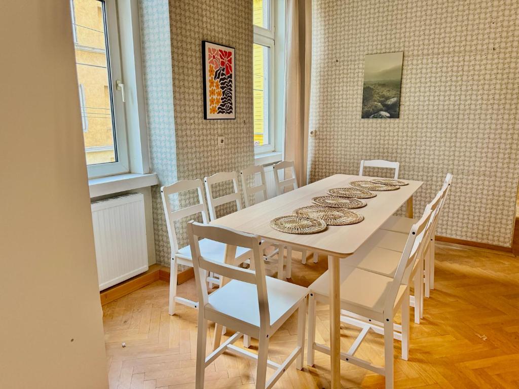140m2 Old-School Apartment with Free Parking