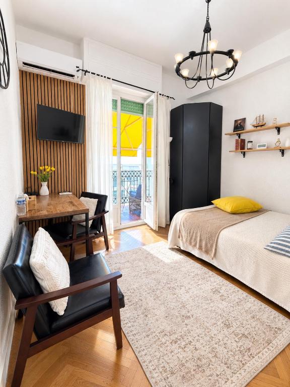 Studio in the center balcony AC