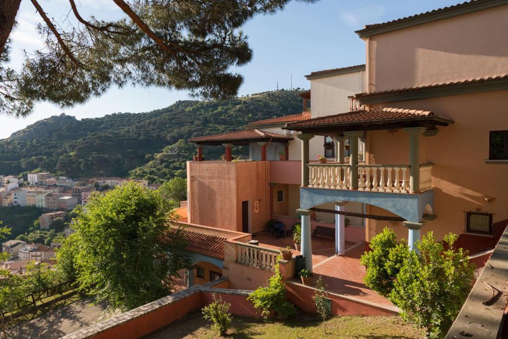 Nespecifikovaný výhled na hory nebo výhled na hory při pohledu z hotelu