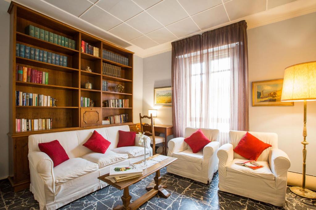 フィレンツェにあるLa Farina Suite Homeのリビングルーム(ソファ2台、本棚付)