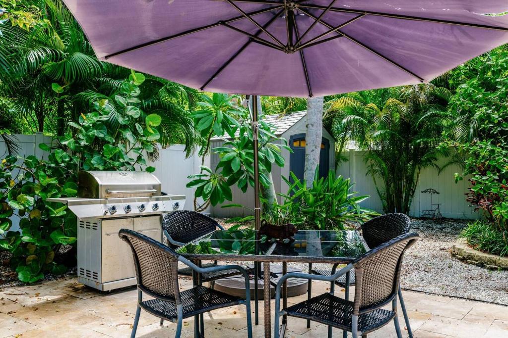 10 Min to Indian Rocks Hot Tub + Beach Gear, Largo (updated prices 2027)