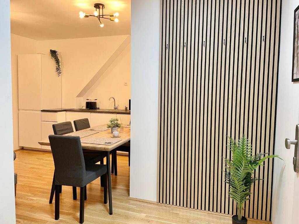 Modern Rooftop Apartment with Balcony & Free Parking