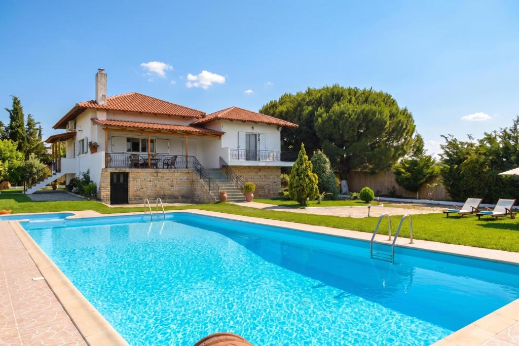 Villa John Dimeon Kato Achaia With Pool - Happy Rentals