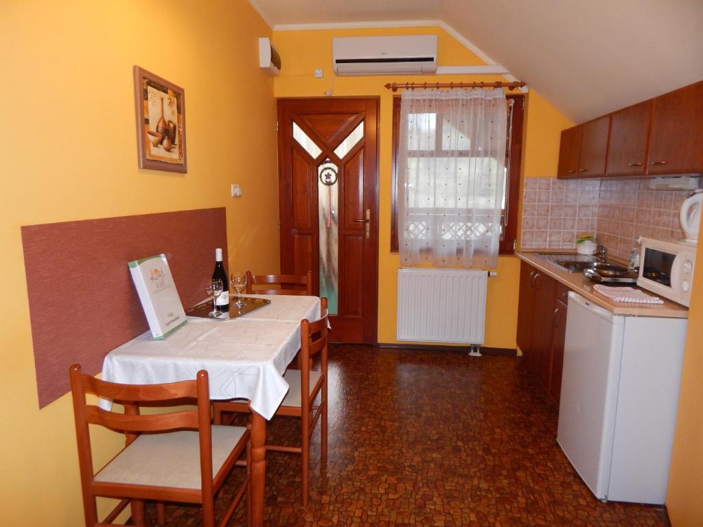 Kuchyňa alebo kuchynka v ubytovaní Völgy Apartman