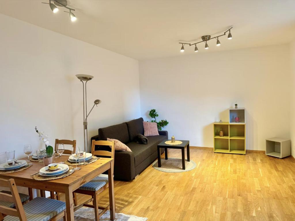Happy Apartment near Airport with Free Parking