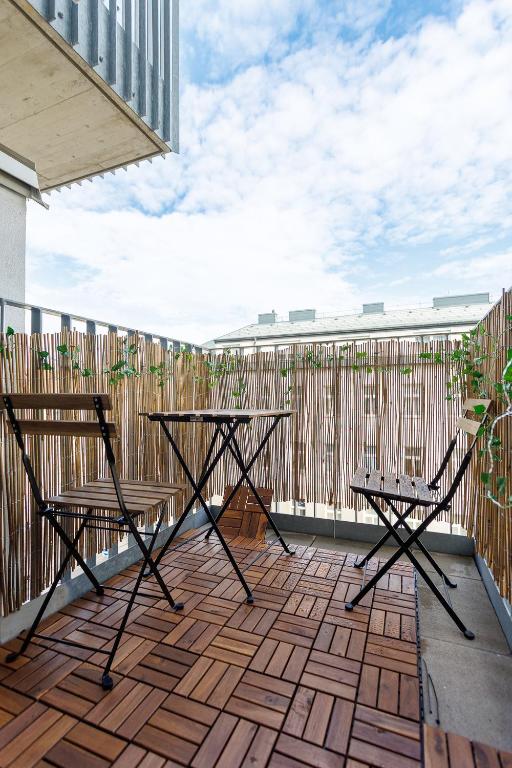 Modern Apartment near Central Station with Balcony & Free Parking