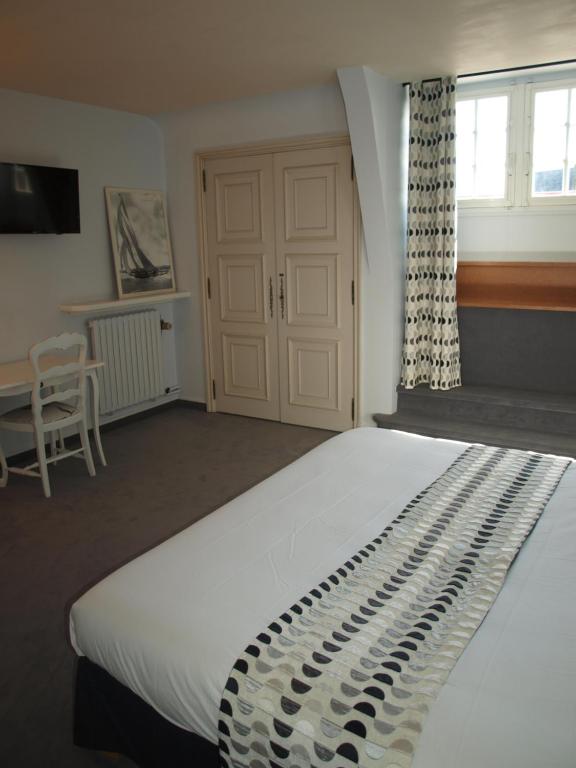 Postel nebo postele na pokoji v ubytování Hôtel Les Deux Magots