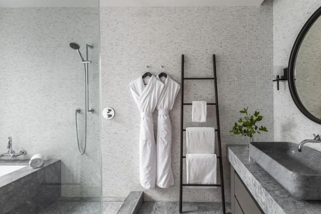 Deluxe King Room with Streamside View and Shower - Mobility Access