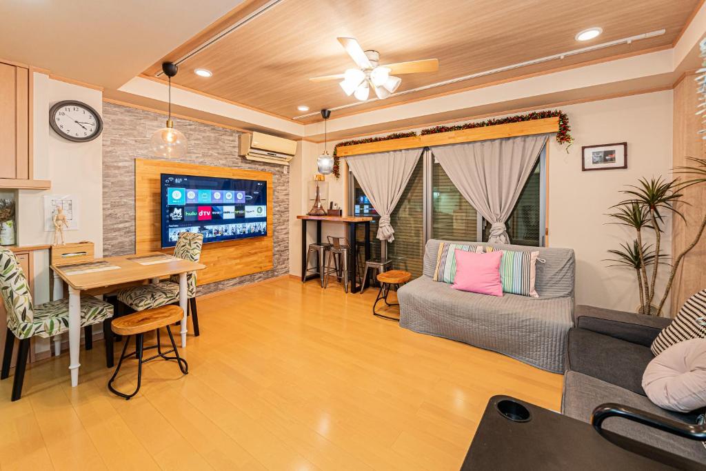Home Story in Tokyo 西新井一棟貸しBBR15広々リビングルーム&東京屋語