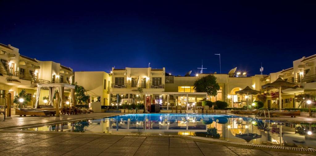 Bazén v ubytování Cataract Layalina Naama Bay nebo v jeho okolí