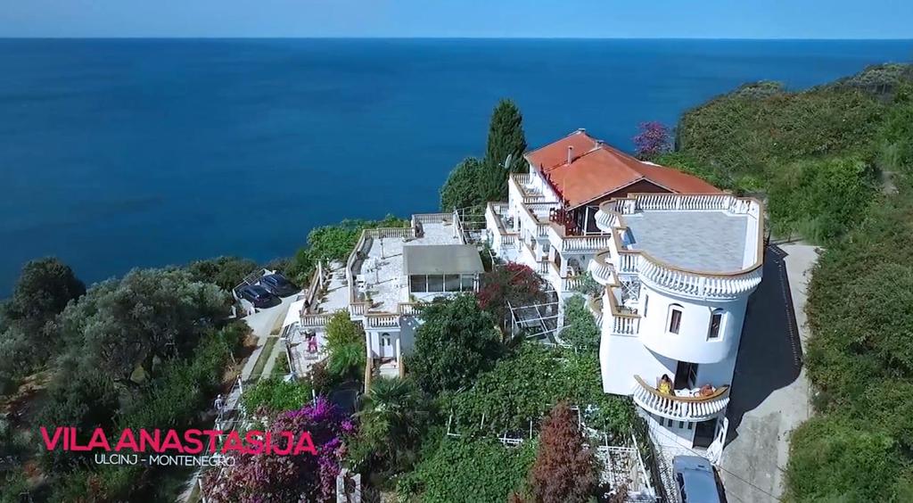 una vista aerea di una casa su una collina vicino all'oceano di Apartments & Rooms Villa Anastasija a Ulcinj