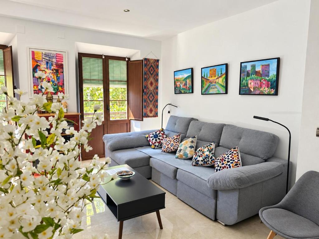 Casa Anjelita es un espacioso alojamiento en el Bajo Albaicin, 3 dormitorios, todo climatizado, ideal para ocio o trabajo a un paso del centro historico y de la sede de la universidad