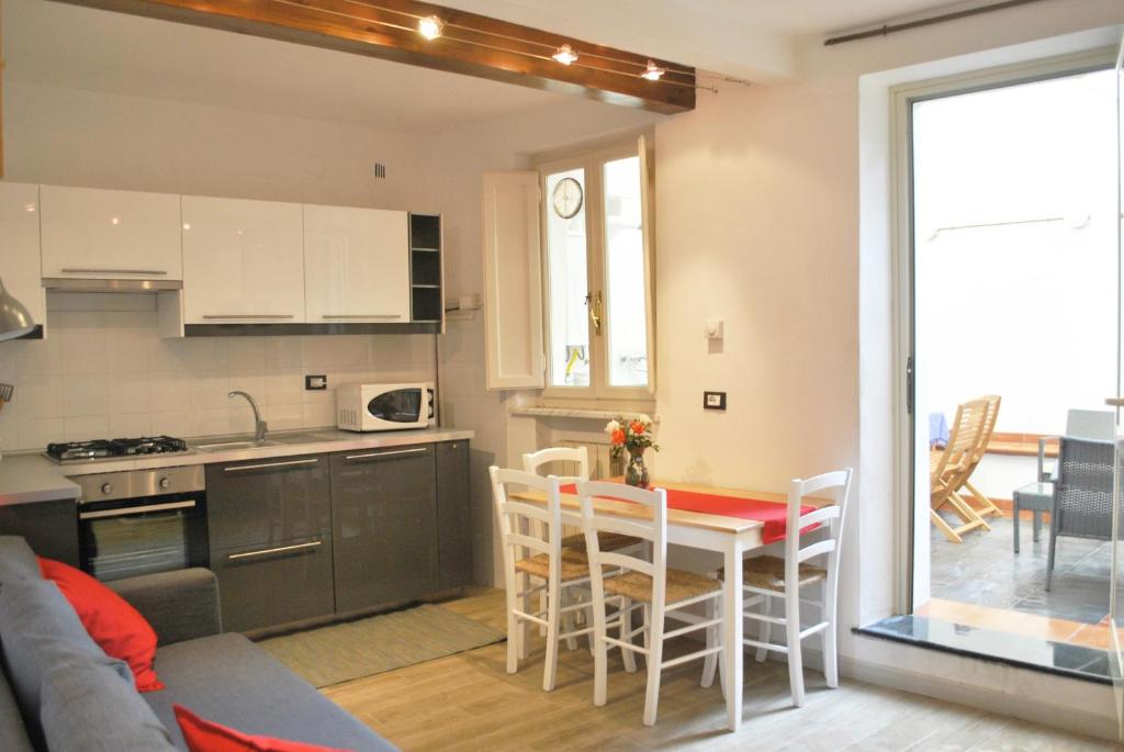 ルッカにあるCasetta in citta'- Seancityのキッチン、リビングルーム(テーブル、椅子付)