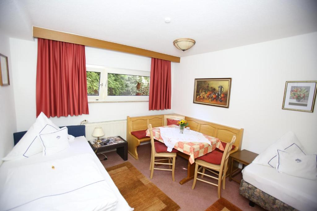 Postel nebo postele na pokoji v ubytování Hotel Irmchen