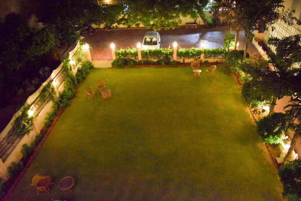 Giardino di Hotel Arya Niwas