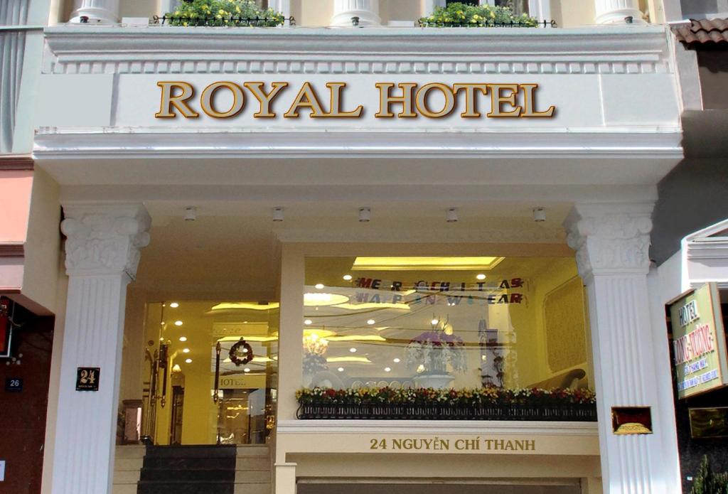un cartello di un hotel reale sul davanti di un negozio di Royal Dalat Hotel a Da Lat