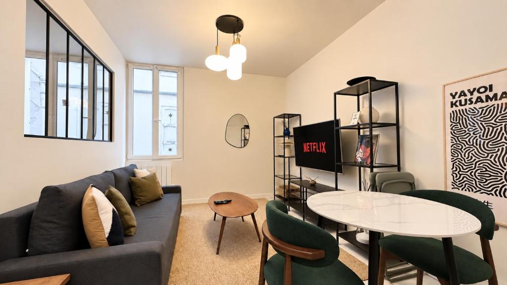 Le Marais Contemporary 1BR Apartment with Netflix