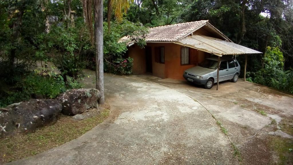 a car parked in front of a small house at Pedra Escondida in Imbituba
