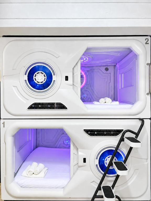 Min hostel capsules FREE Towels & Luggage Storage