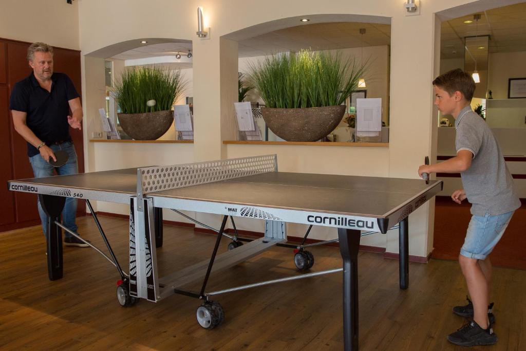 Stolní tenis v ubytování Strandhotel Bos en Duin nebo okolí