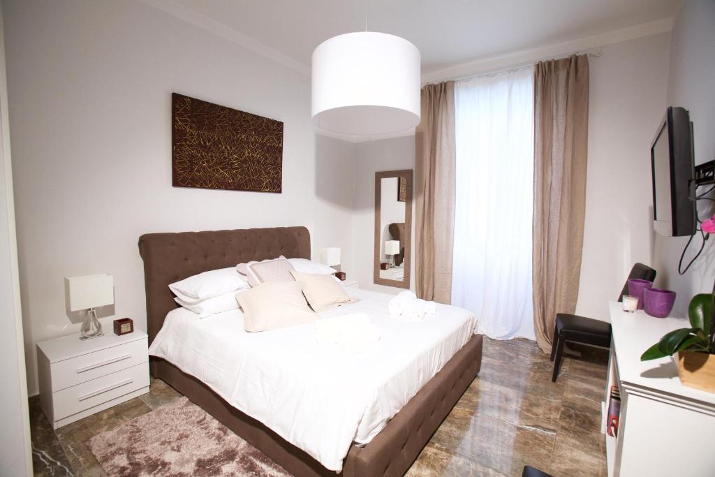 ローマにあるDomus Properzioのベッドルーム(白いベッド1台、大きな窓付)