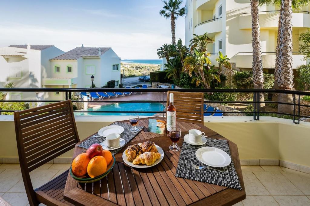 Meia Praia Beach: Golf | Perfect for Families