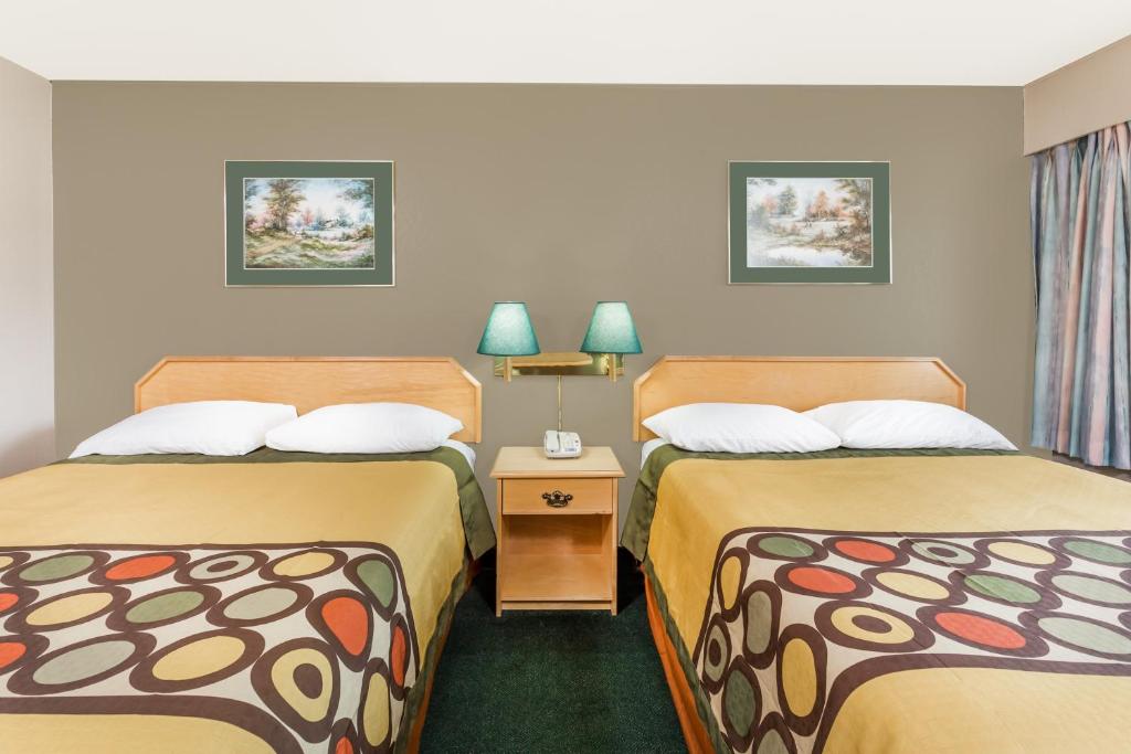 Postel nebo postele na pokoji v ubytování Super 8 by Wyndham Quesnel BC