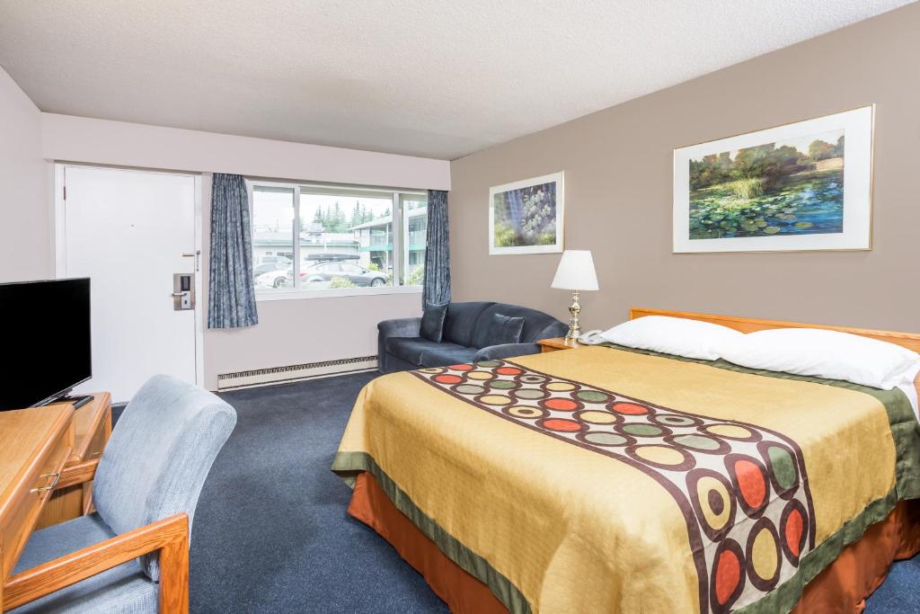 Postel nebo postele na pokoji v ubytování Super 8 by Wyndham Quesnel BC