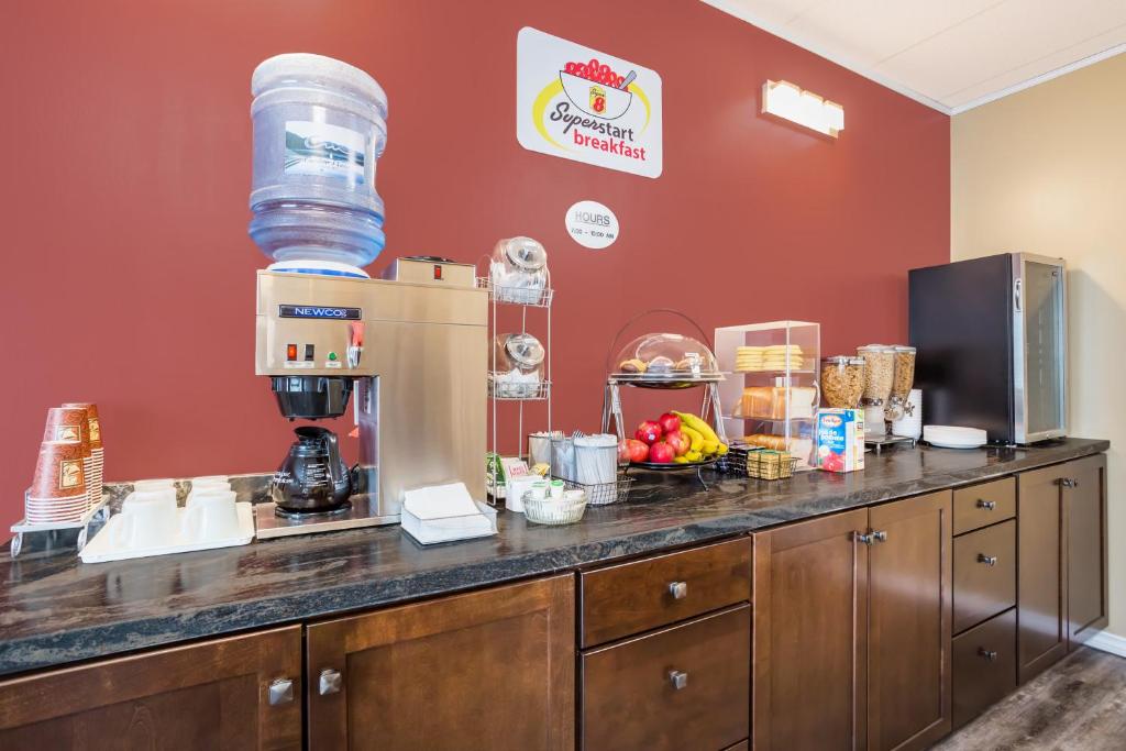 Kuchyň nebo kuchyňský kout v ubytování Super 8 by Wyndham Quesnel BC