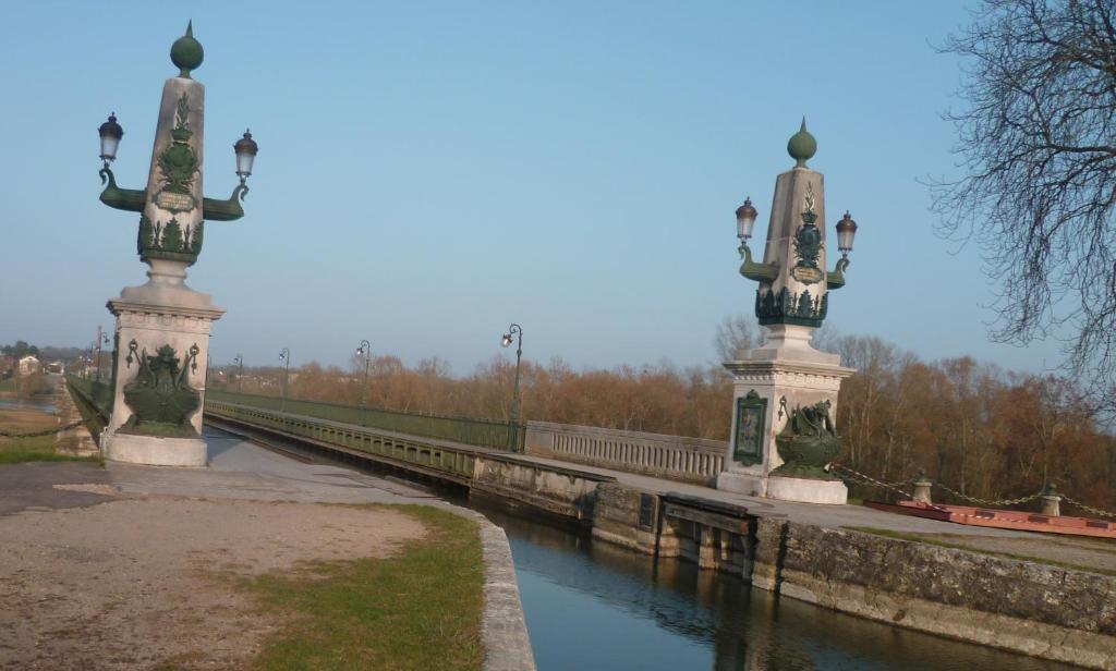 ブリアールにあるChambre d'hôtes face à Briareの二重の像が架かる川橋