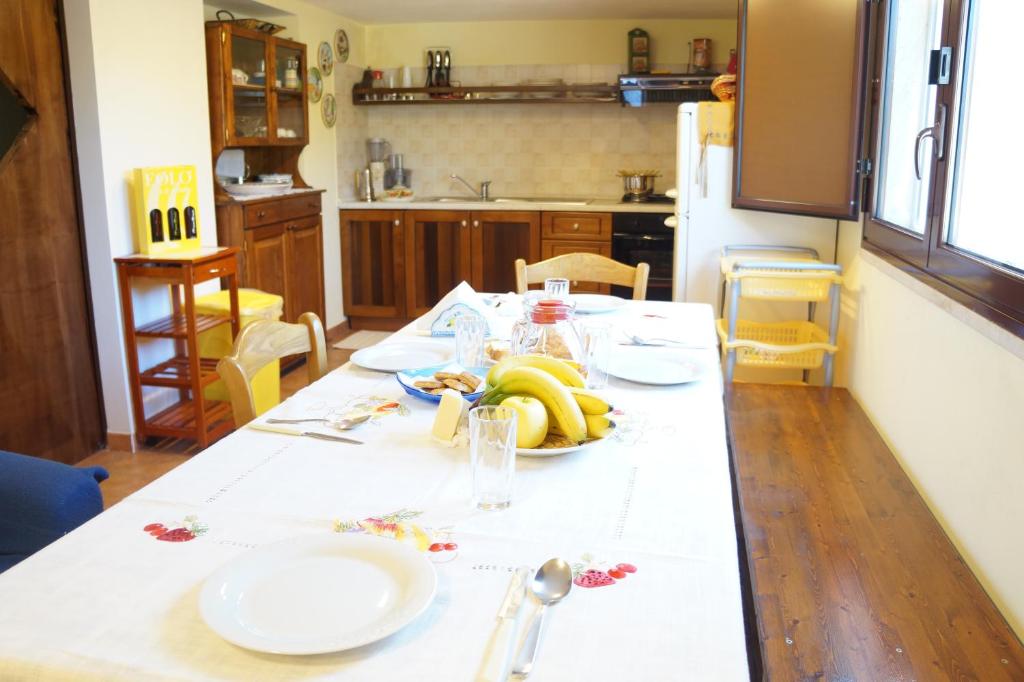 クストナーチにあるCasa Vacanza da Saraのキッチン(バナナ付きのテーブル付)