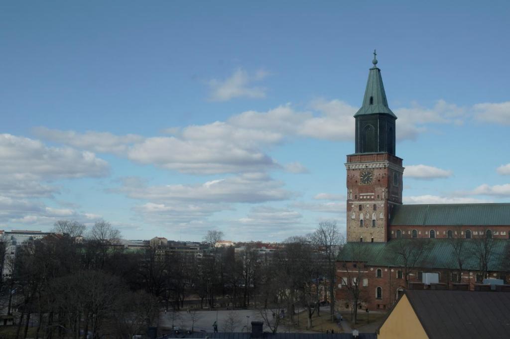 un gran edificio de ladrillo con una torre de reloj en Apartment Turku City Center, en Turku