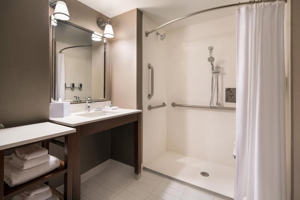 Four Points by Sheraton at Phoenix Mesa Gateway Airport - 
